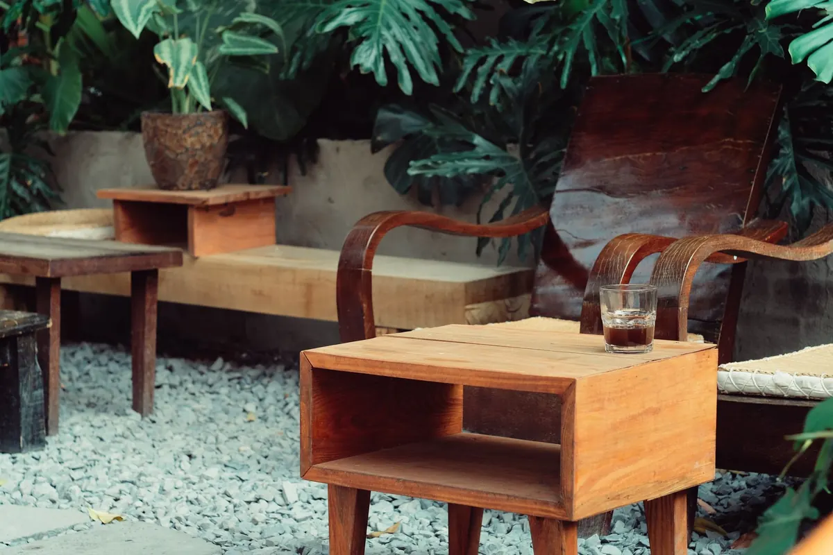How to Choose the Right Size Garden Bench for a Small UK Courtyard